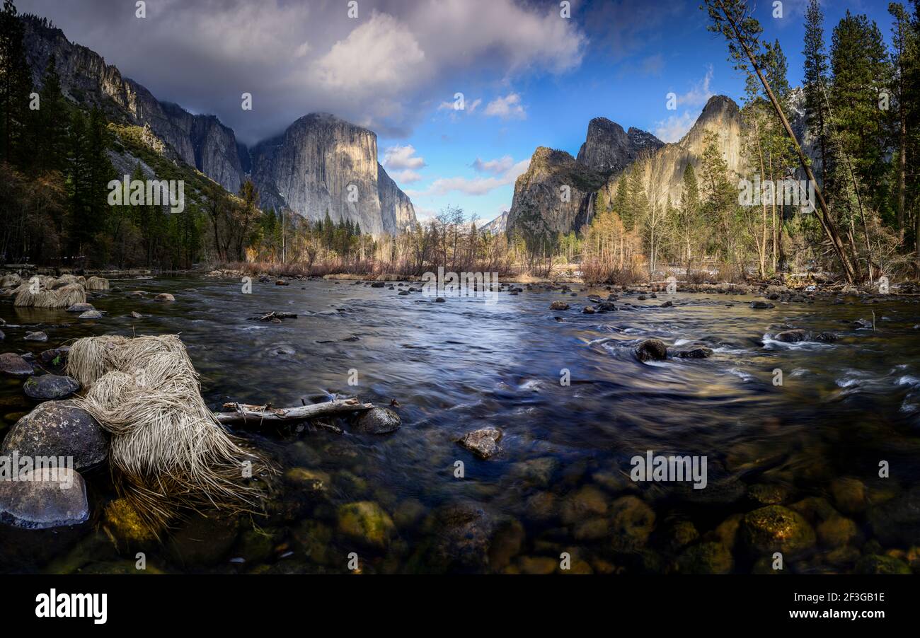 Valley View est un point de vue incontournable dans le parc national de Yosemite. Banque D'Images