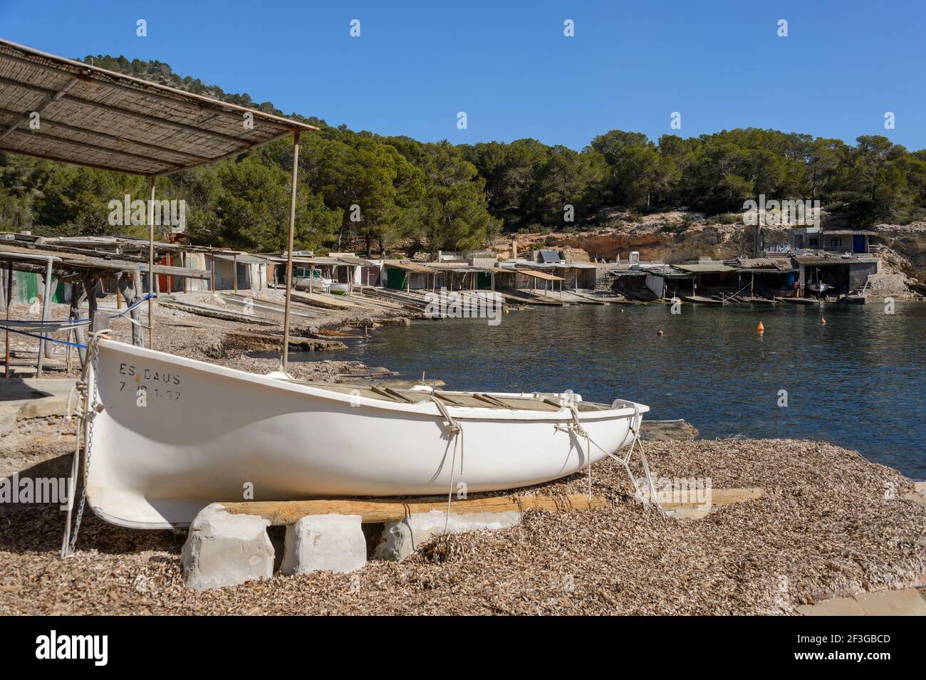 Ibiza, Espagne - 8 mars 2019 : sa Caleta est le port de pêche traditionnel de l'île d'Ibiza où les pêcheurs gardent leurs bateaux, appelés « llauts » Banque D'Images
