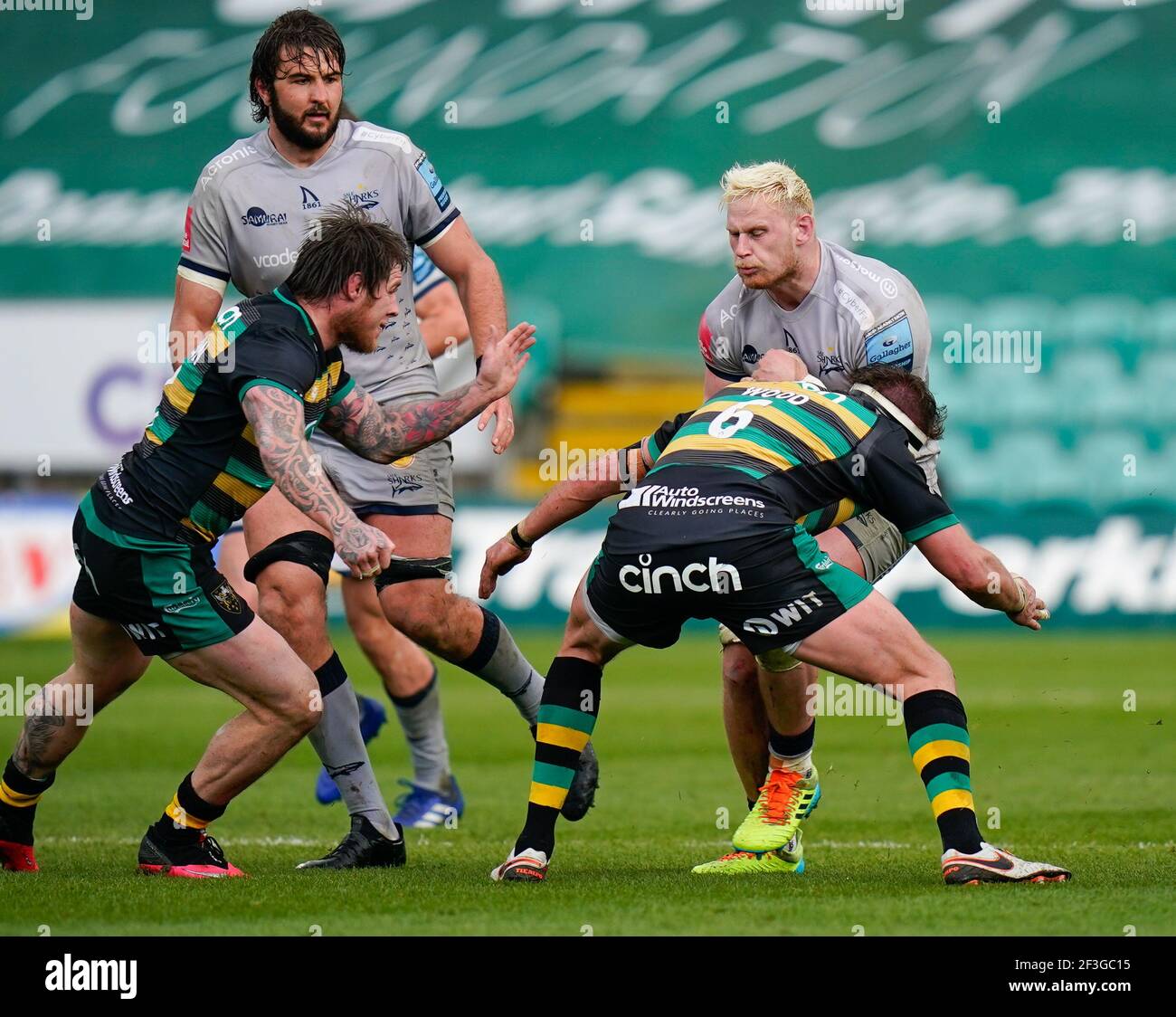 Northampton Saints flanker Tom Wood s'attaque sale Sharks flanker Jean-Luc du Preez lors d'un match de rugby Union Round 13 Gallagher Premiership, samedi, Banque D'Images