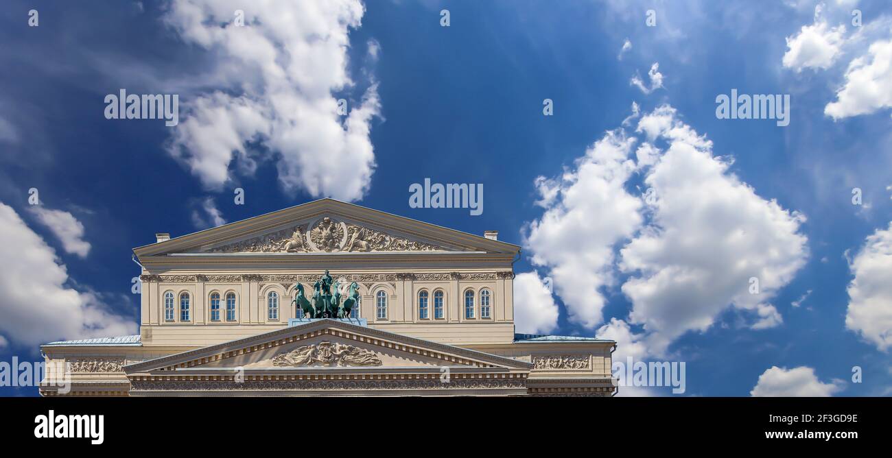 Théâtre Bolchoï (grand, grand ou grand théâtre, également orthographié Bolchoï) sur fond de nuages, Moscou, Russie Banque D'Images