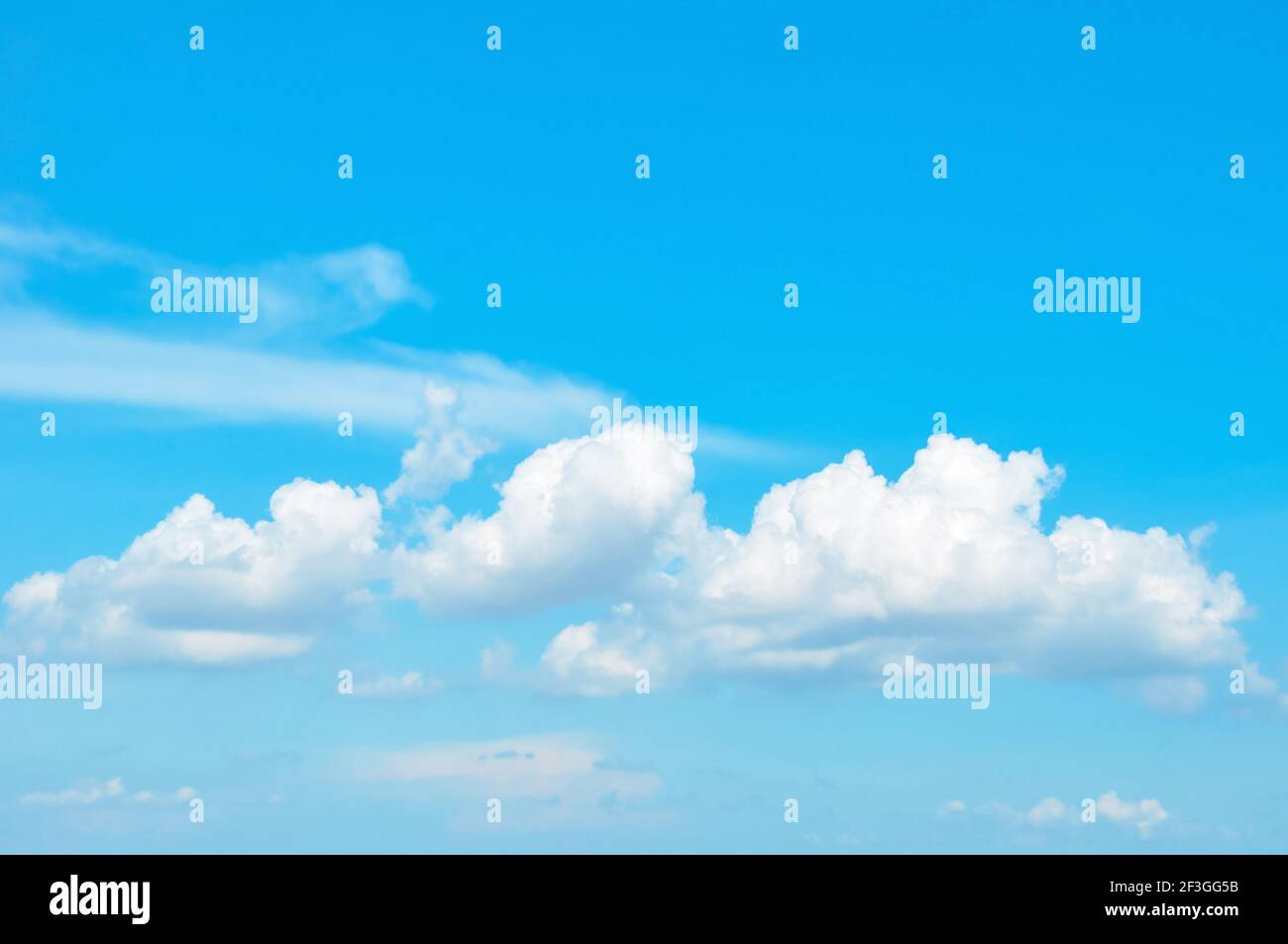 Magnifique ciel bleu d'été lumineux et nuages comme arrière-plan Banque D'Images