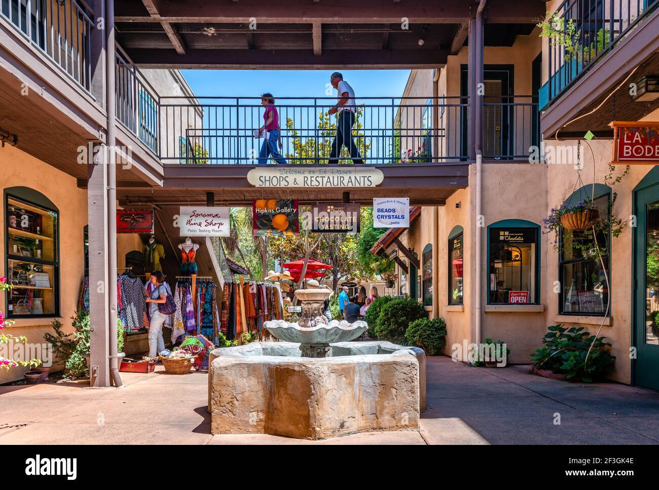 La cour d'El Paseo de Sonoma, un centre commercial sur la première rue Napa, avec divers magasins, situé à côté de la place historique. Sonoma, Californie. Banque D'Images