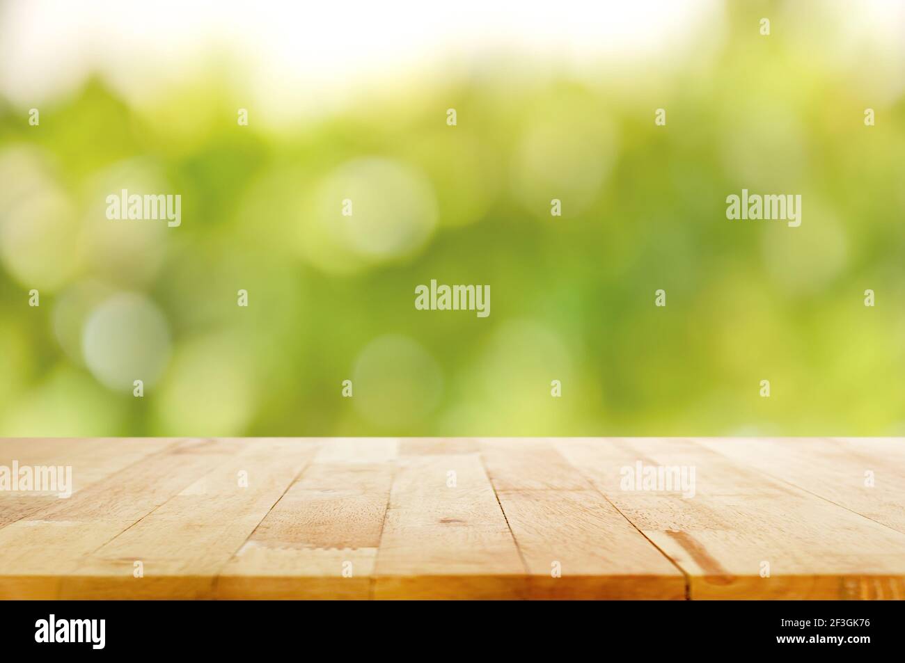 Table en bois sur fond abstrait bokeh vert - CAN être utilisé pour le montage ou l'affichage de vos produits Banque D'Images