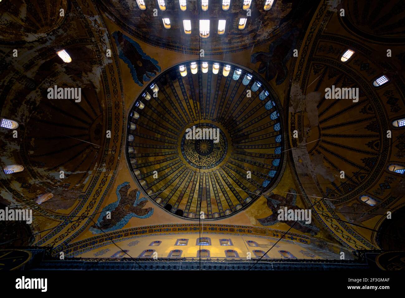 Istanbul Turquie - 2.4.2021: Intérieur de Sainte-Sophie. Grande mosquée de Sainte-Sophie à Istanbul. Rendez-vous à Istanbul. Ancienne église. Ramadan et kandil Banque D'Images