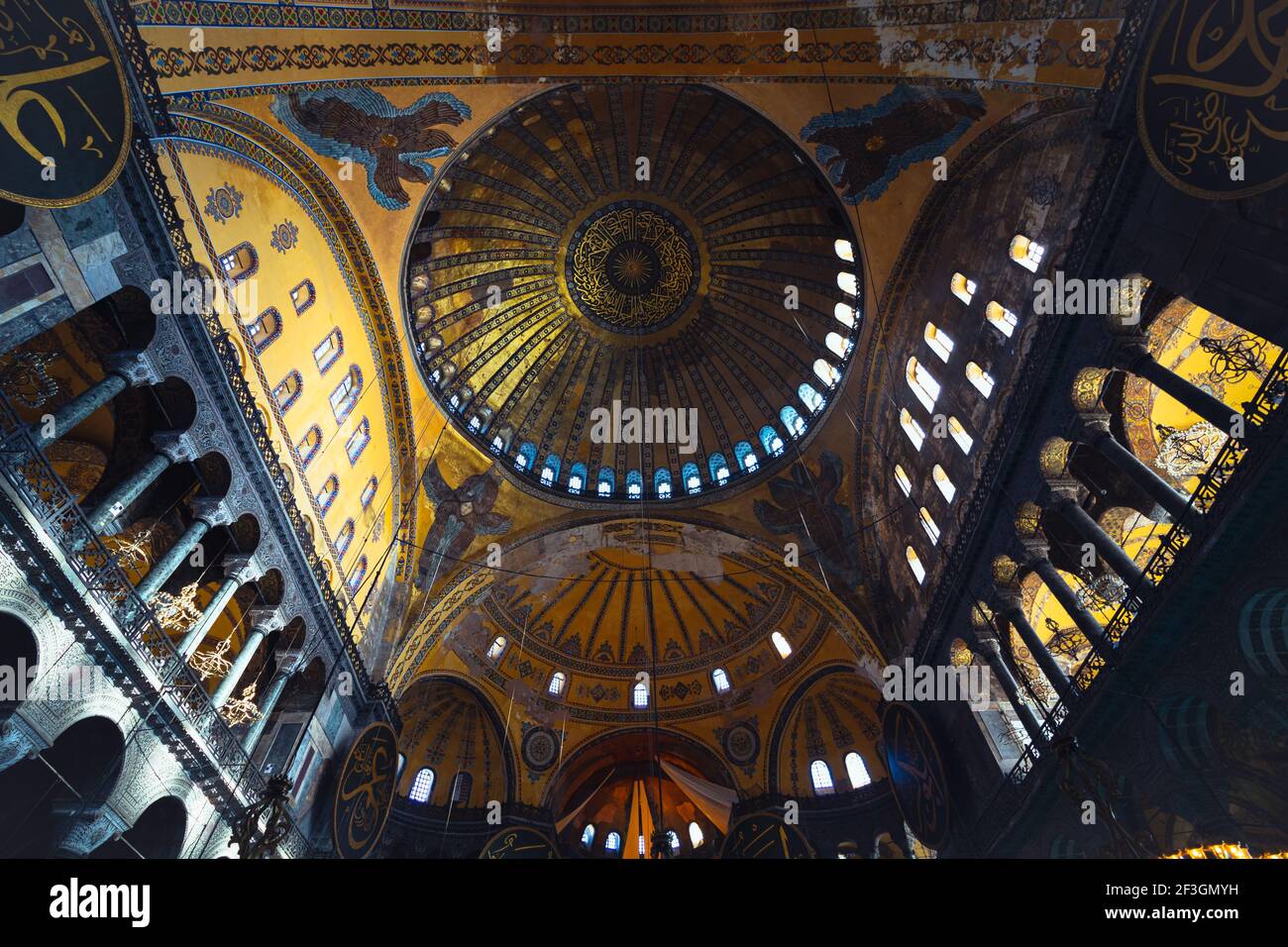 Istanbul Turquie - 2.4.2021: Intérieur de Sainte-Sophie. Grande mosquée de Sainte-Sophie à Istanbul. Rendez-vous à Istanbul. Ancienne église. Ramadan et kandil Banque D'Images