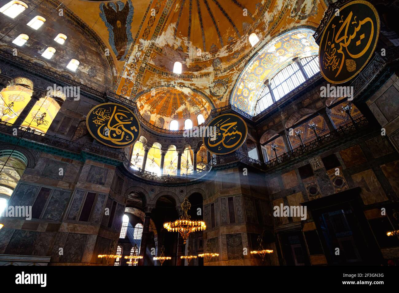 Istanbul Turquie - 2.4.2021: Intérieur de Sainte-Sophie. Grande mosquée de Sainte-Sophie à Istanbul. Rendez-vous à Istanbul. Ancienne église. Ramadan et kandil Banque D'Images
