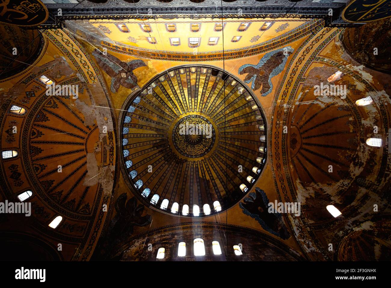 Istanbul Turquie - 2.4.2021: Intérieur de Sainte-Sophie. Grande mosquée de Sainte-Sophie à Istanbul. Rendez-vous à Istanbul. Ancienne église. Ramadan et kandil Banque D'Images