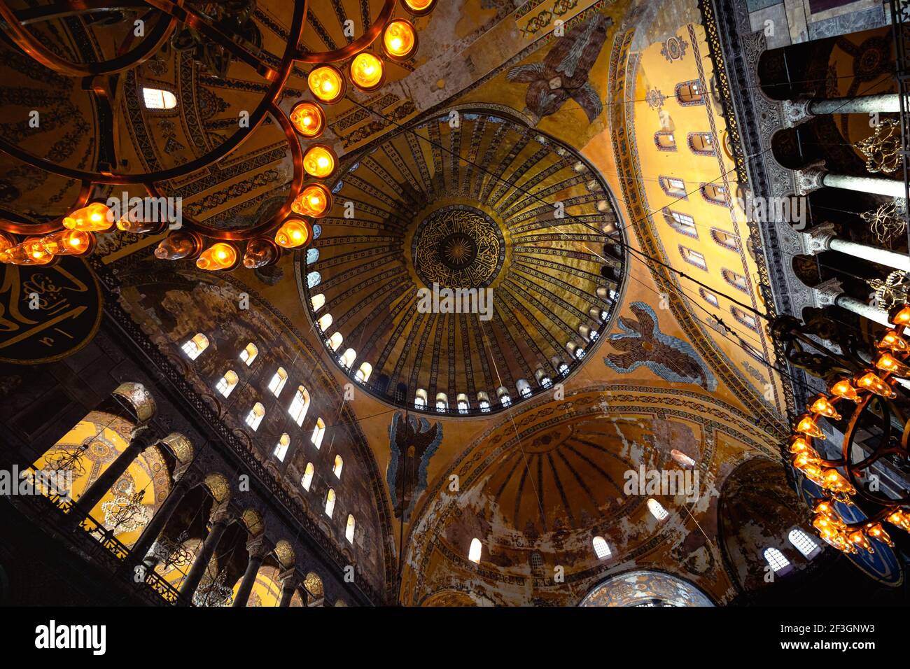 Istanbul Turquie - 2.4.2021: Intérieur de Sainte-Sophie. Grande mosquée de Sainte-Sophie à Istanbul. Rendez-vous à Istanbul. Ancienne église. Ramadan et kandil Banque D'Images