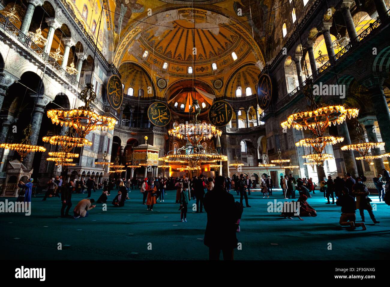 Istanbul turquie - 2.4.2021: Touristes à Sainte-Sophie. Photo de fond de Sainte-Sophie. Ancienne église et musée. Photo de fond du Ramadan et de Kandil. Banque D'Images