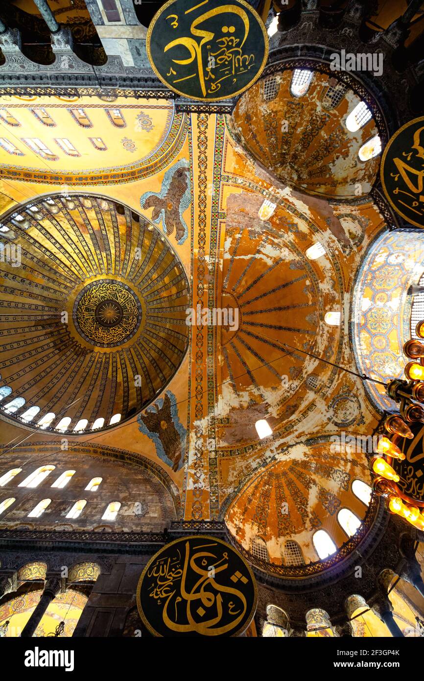 Istanbul Turquie - 2.4.2021: Intérieur de Sainte-Sophie. Grande mosquée de Sainte-Sophie à Istanbul. Rendez-vous à Istanbul. Ancienne église. Ramadan et kandil Banque D'Images