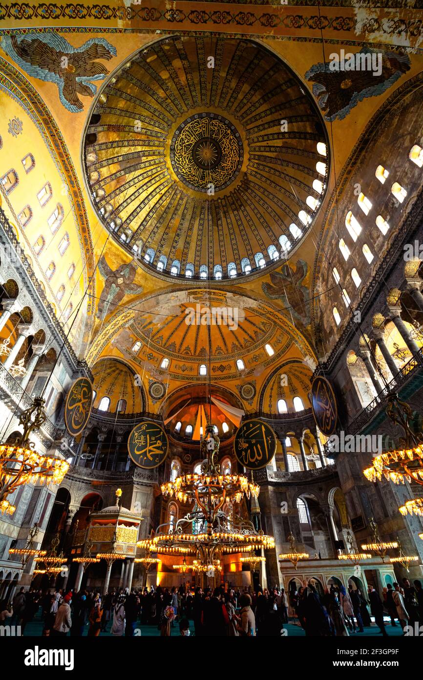 Istanbul turquie - 2.4.2021: Touristes à Sainte-Sophie. Photo de fond de Sainte-Sophie. Ancienne église et musée. Photo de fond du Ramadan et de Kandil. Banque D'Images