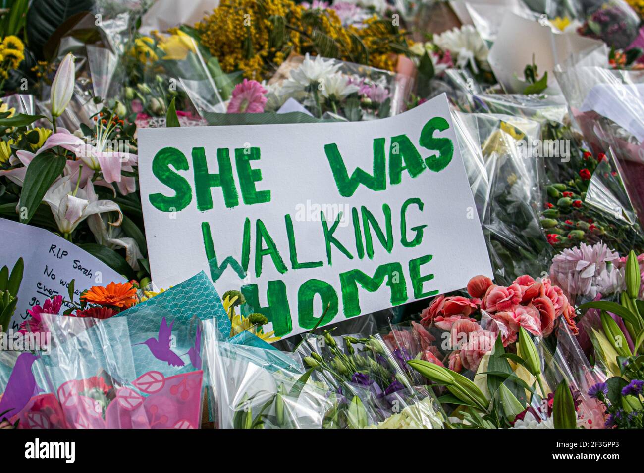 CLAPHAM COMMON LONDRES, ROYAUME-UNI 16 MARS 2021. Des fleurs et des messages de sympathie sont placés sur un banc par des wishers bien sur Clapham Common pour payer leur respect pour Sarah Everard. Sarah Everard a été trouvée assassinée 10 jours après sa disparition le 3 mars, qu'elle retrouva à pied par Clapham Common sur son chemin vers Brixton. Wayne Couzens, qui était un policier en service, a été accusé de son meurtre et a comparu aujourd'hui au Old Bailey. Credit amer ghazzal/Alamy Live News Banque D'Images