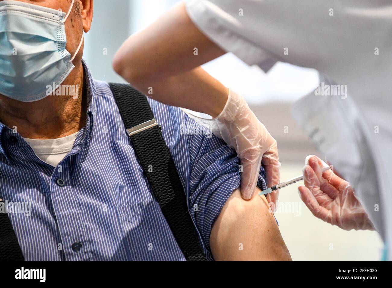 Mont-Saint-Aignan (nord de la France) le 5 janvier 2021 : campagne de vaccination contre le COVID-19 pour les résidents des foyers de soins à « Ehpad Boucicaut », première p Banque D'Images