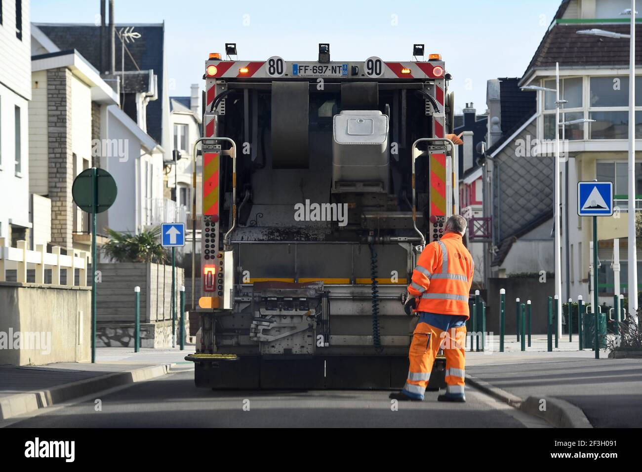 Wimereux (nord de la France) : collecte des déchets. Collecte des déchets : aspirateur/poubelle et camion-benne Banque D'Images