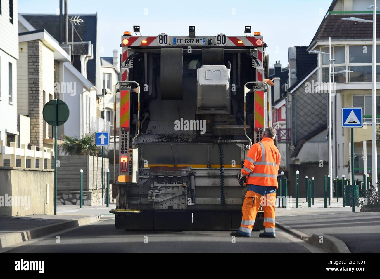 Wimereux (nord de la France) : collecte des déchets. Collecte des déchets :  aspirateur/poubelle et camion-benne Photo Stock - Alamy