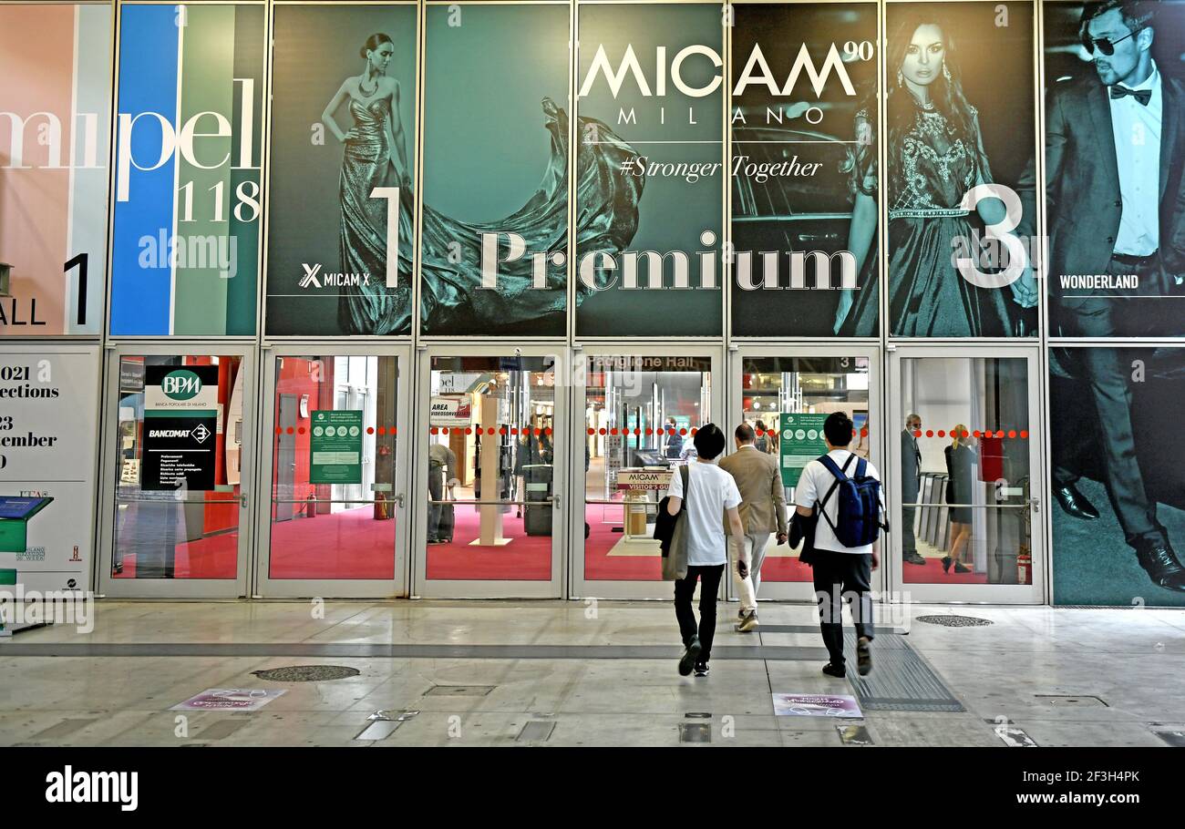En raison de la crise pandémique, très peu de visiteurs sont vus à l'intérieur de la foire internationale des chaussures et des articles en cuir, Micam et Mipel, à Milan 2020. Banque D'Images