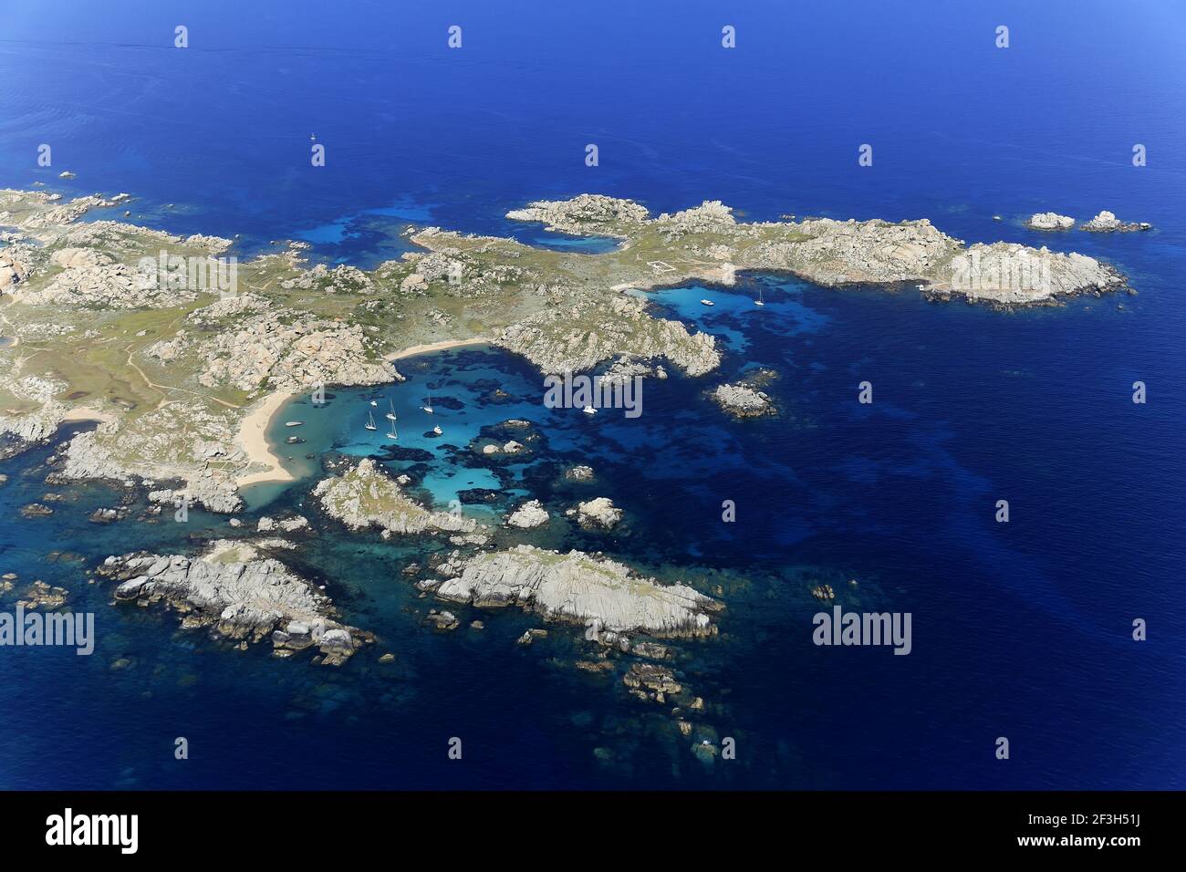 Département de Corse-du-Sud, Corse-du-Sud : vue aérienne de l'archipel Lavezzi avec eaux turquoise et transparentes, dans le détroit de Bonifacii Banque D'Images