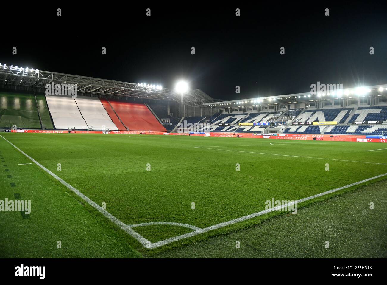 Le drapeau national italien est vu au stade Gewis, pendant le match de la Ligue des Nations Italie contre pays-Bas, à Bergame. Banque D'Images
