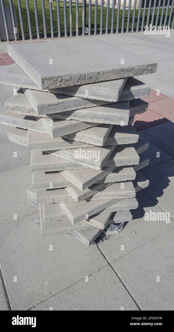 Piles de dalles de pavage en piles prêtes à être mises sur la chaussée. Gros plan Banque D'Images