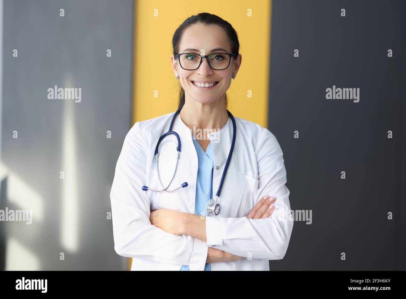 Portrait d'un médecin souriant en manteau blanc Banque D'Images