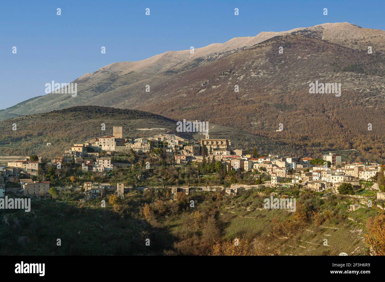 Paysage urbain d'une ville de montagne dans les Abruzzes Lazio et le parc national Molise. Campoli Appennino, province de Frosinone, Latium, Italie, Europe Banque D'Images