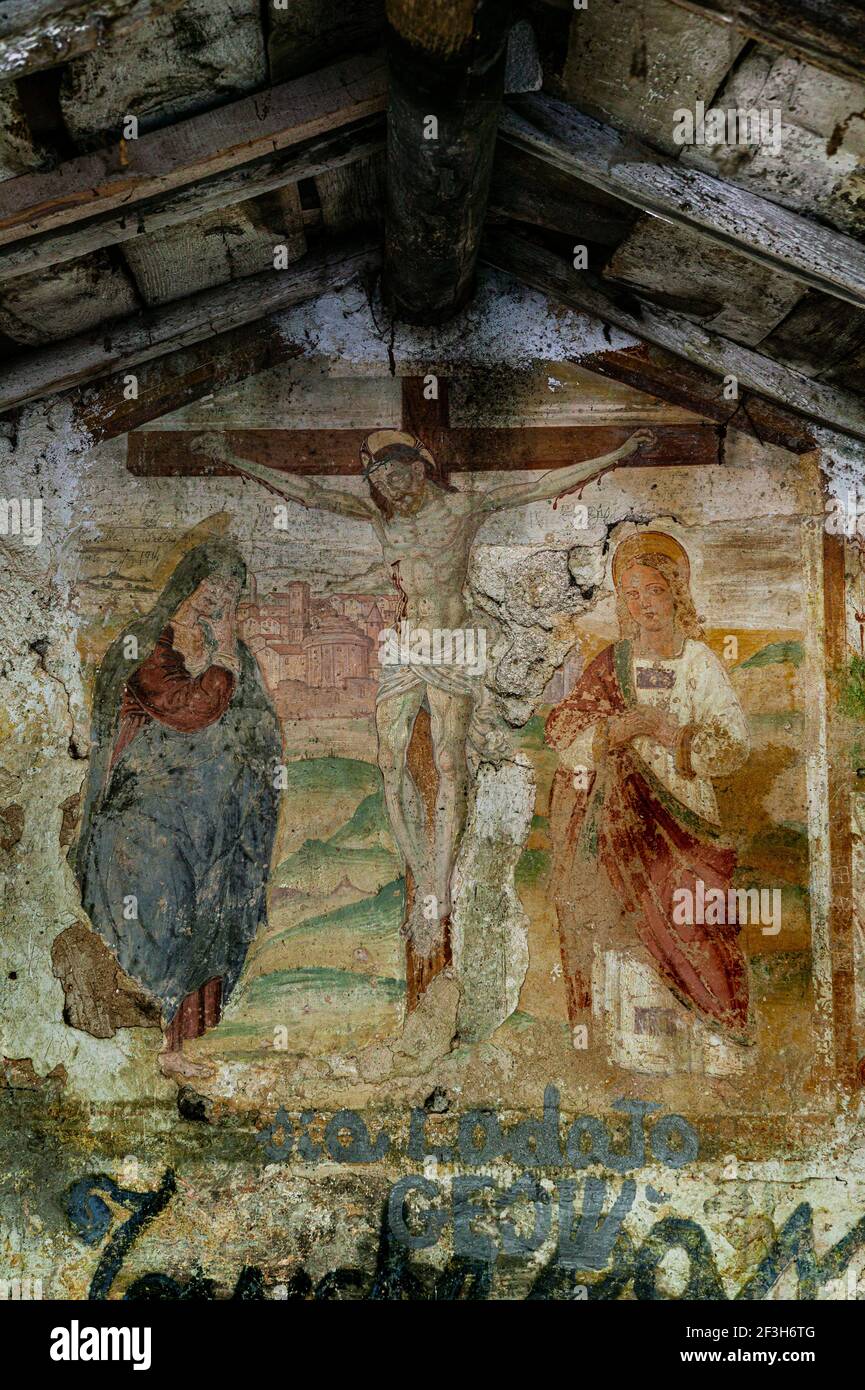 Ancien temple votif maintenant en ruines représentant la crucifixion de Jésus avec la Madonna et Saint Jean.Pesocolido, province de Frosinone, Latium, ITA Banque D'Images