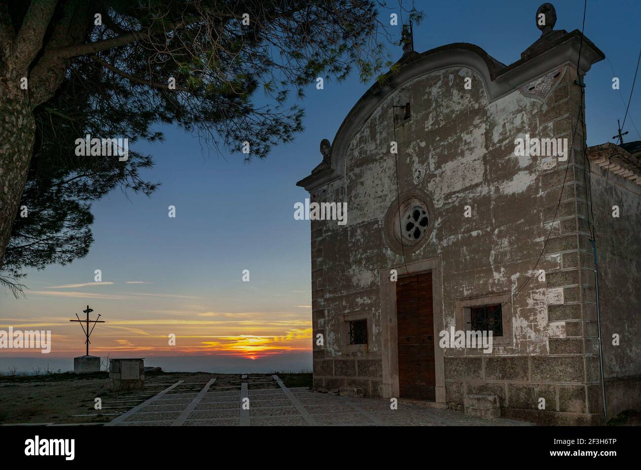 Coucher de soleil sur l'église de montagne de San Pancrazio à Campoli Appennino dans les Abruzzes Lazio et le parc national de Molise. Province de Frosinone, Latium Banque D'Images