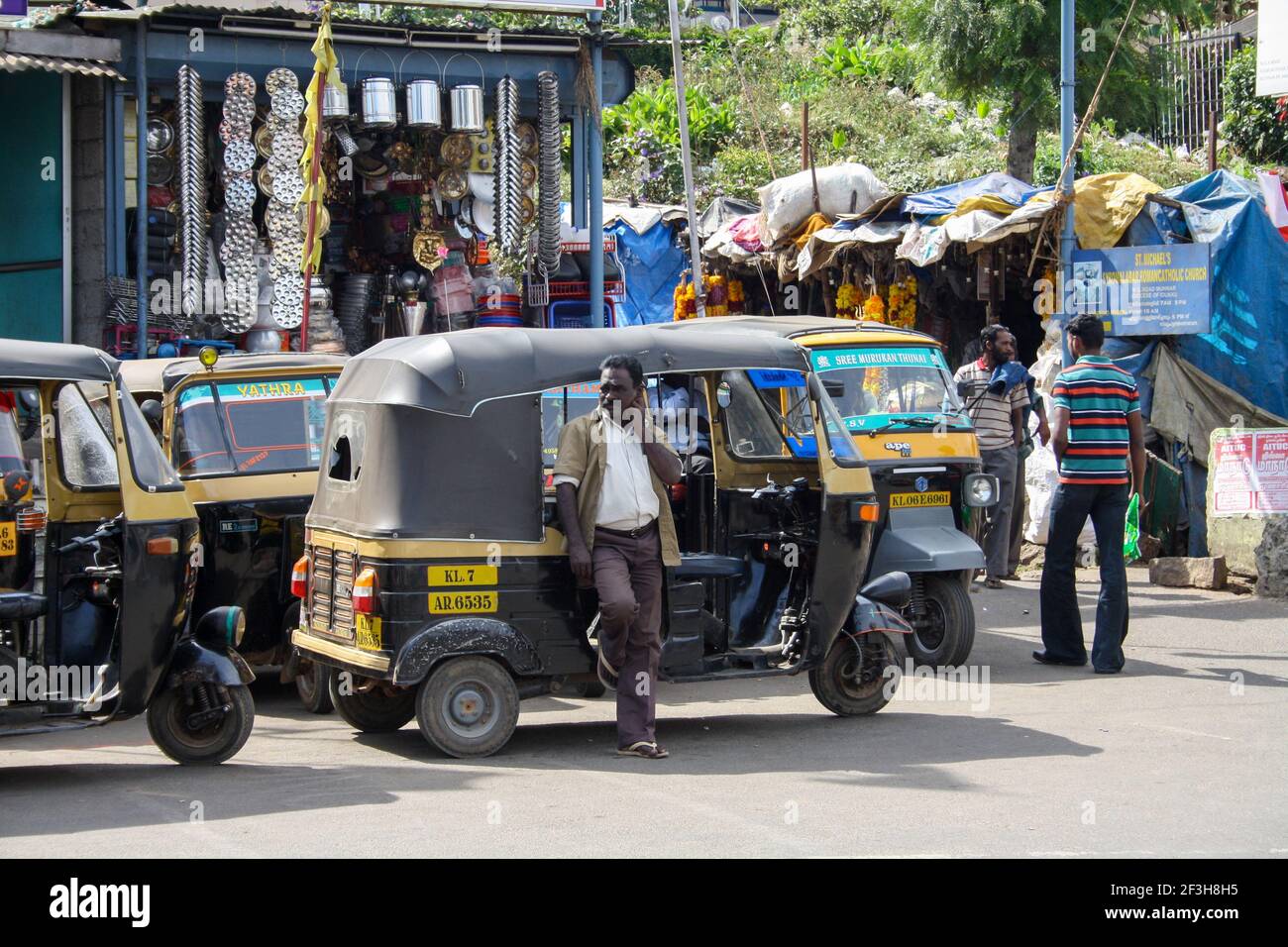 Pousse-pousse et chauffeur sur main Road à Munnar, en Inde Banque D'Images