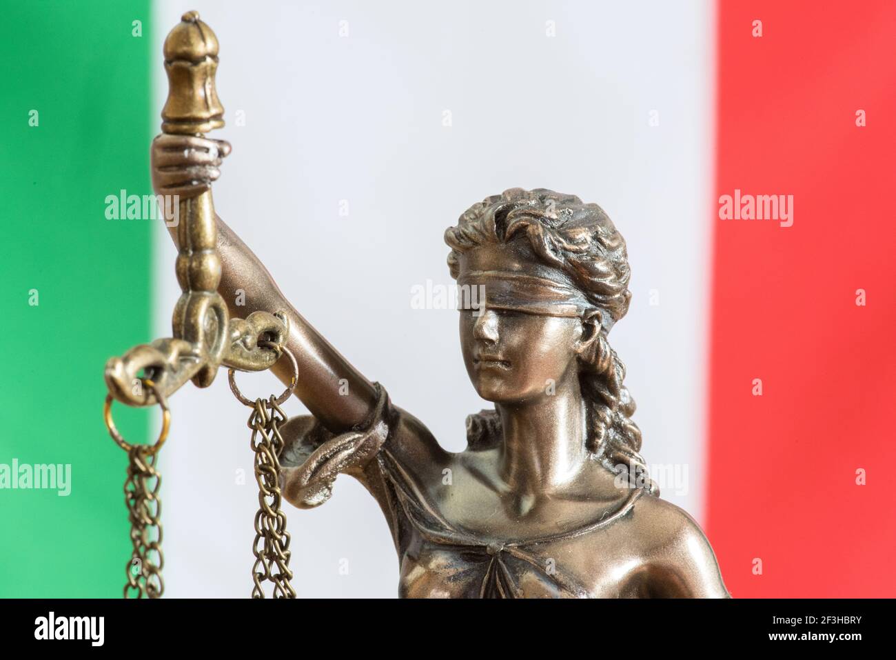 Drapeau de l'Italie et statue de la Dame de Justice Banque D'Images