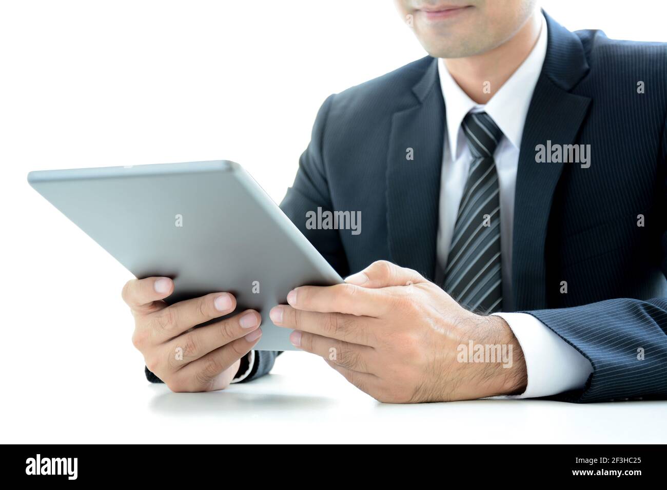 Homme d'affaires utilisant une tablette pc sur la table Banque D'Images