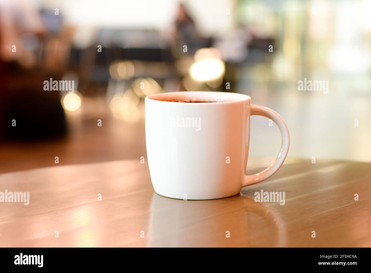 Tasse de café sur la table dans le café-restaurant Banque D'Images