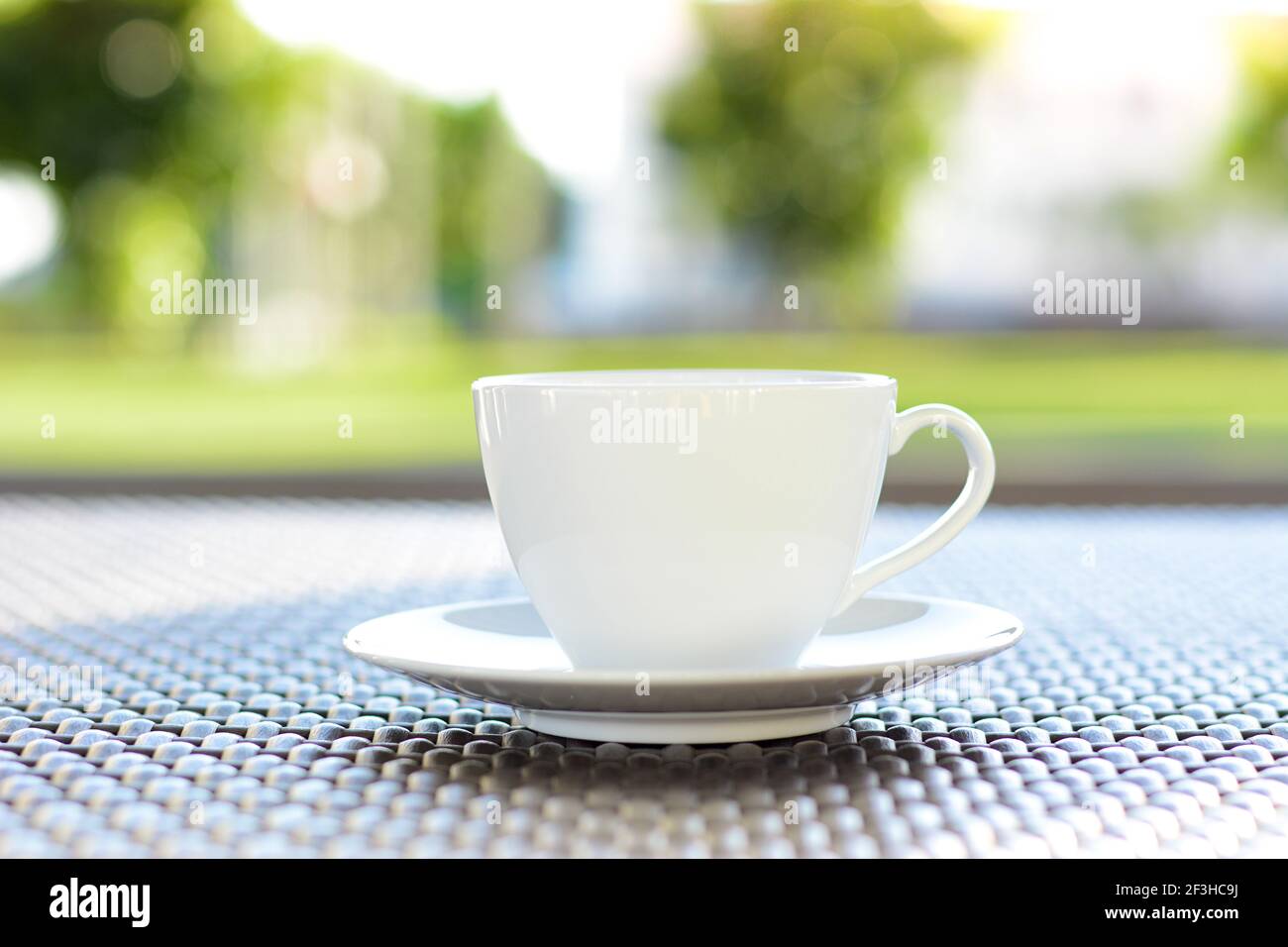 Tasse à café sur fond de nature vert flou - détendez-vous concept Banque D'Images