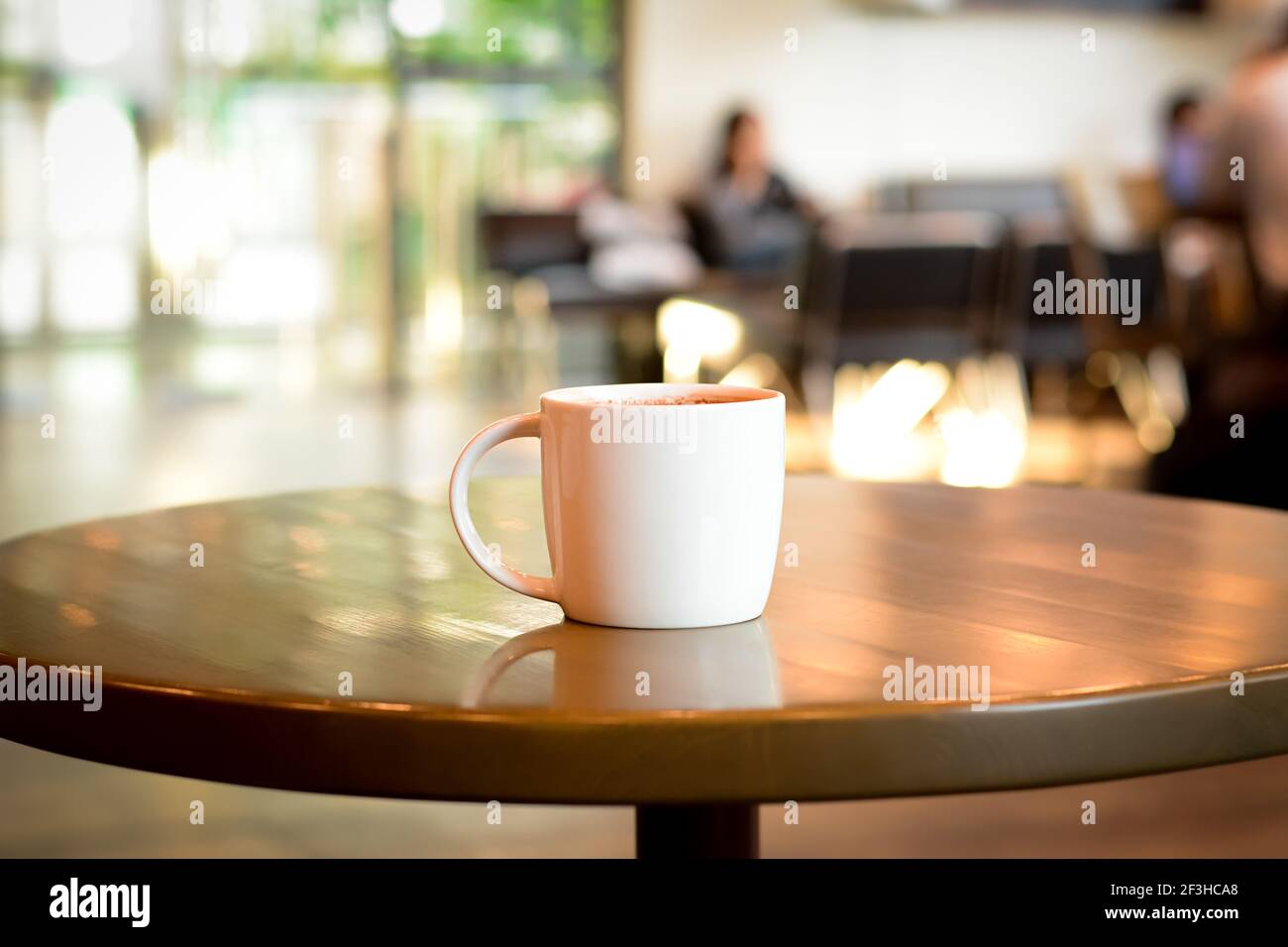 Tasse de café sur la table dans le café-restaurant Banque D'Images