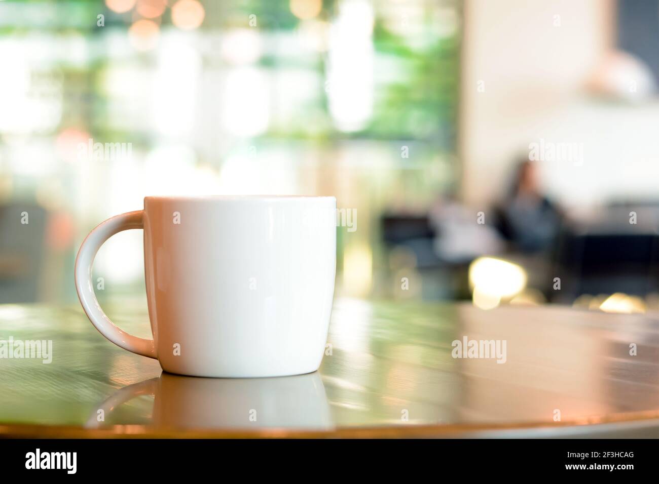 Tasse de café sur la table dans le café-restaurant Banque D'Images