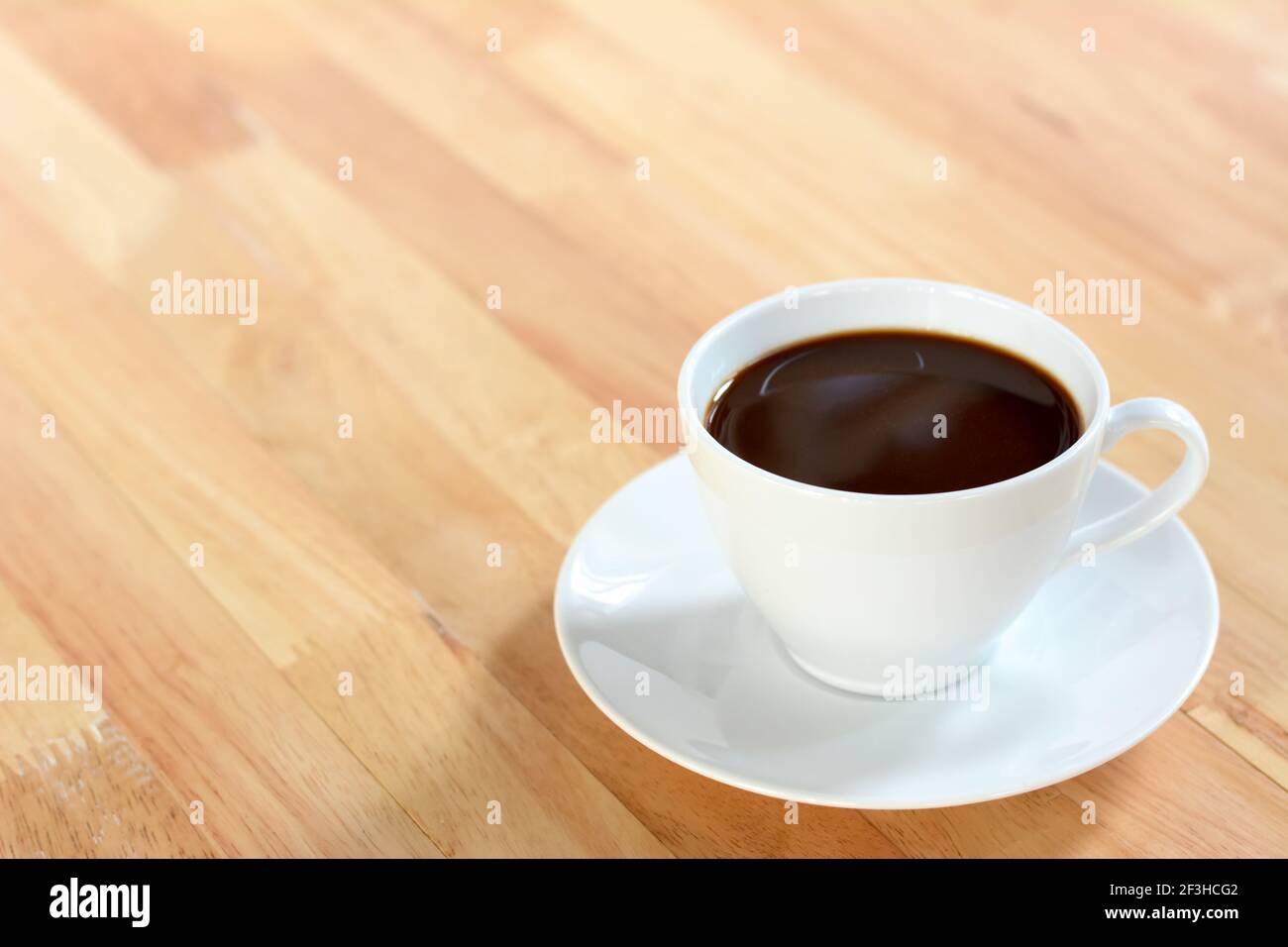 Tasse à café sur table en bois Banque D'Images