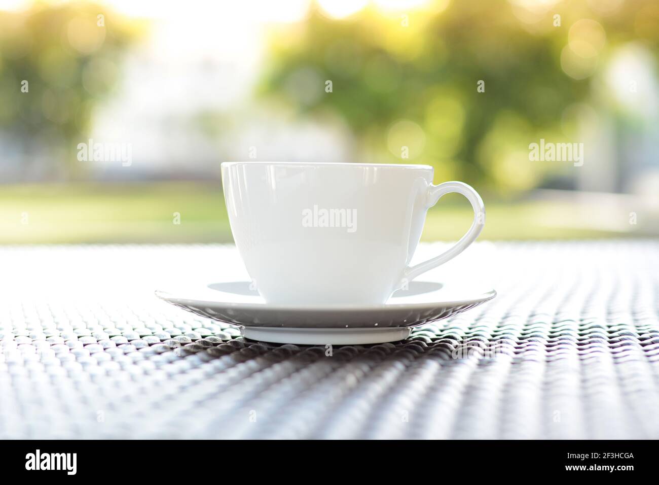 Tasse à café sur la table avec fond vert flou - concept de refroidissement Banque D'Images