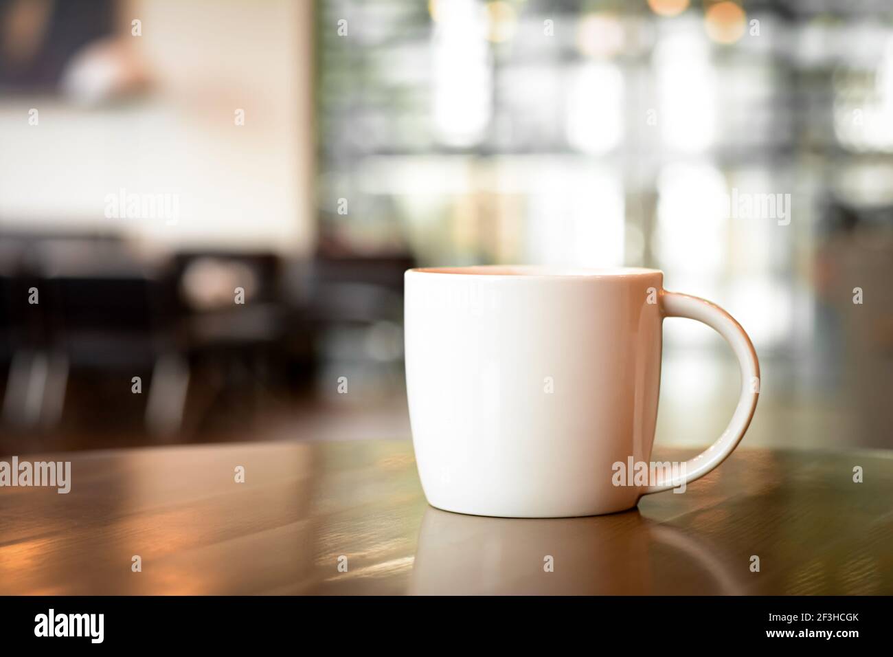 Tasse de café sur la table dans le café-restaurant Banque D'Images