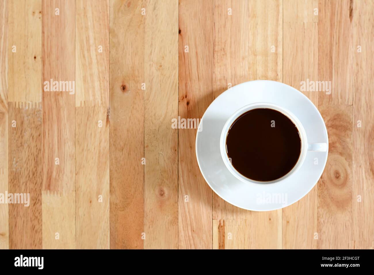 Tasse à café sur table en bois Banque D'Images
