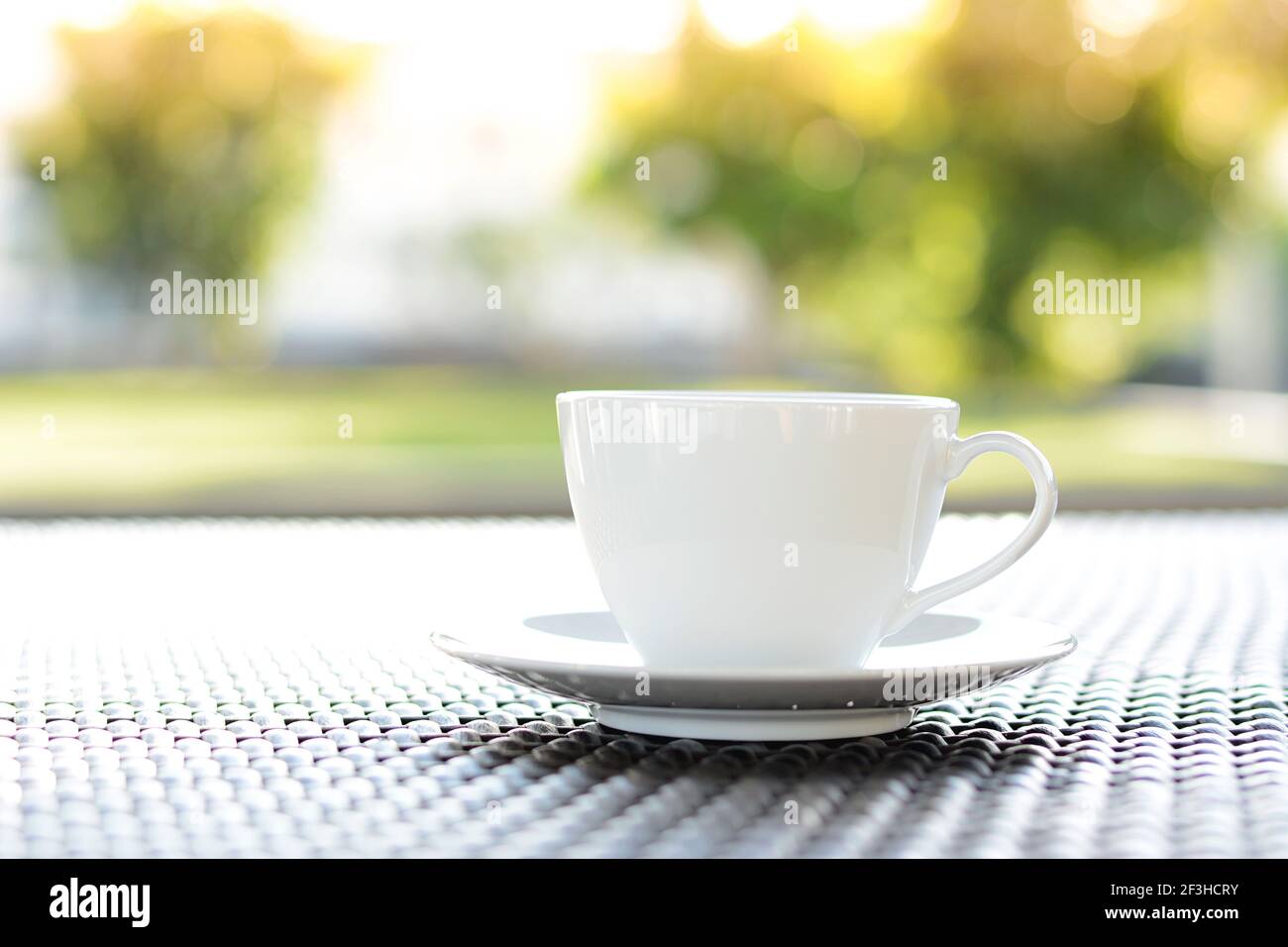 Tasse à café sur la table avec fond vert flou - concept de refroidissement Banque D'Images