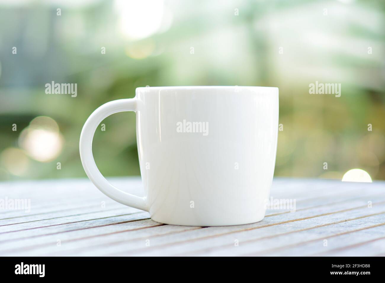 Tasse à café sur table en bois avec fond flou Banque D'Images
