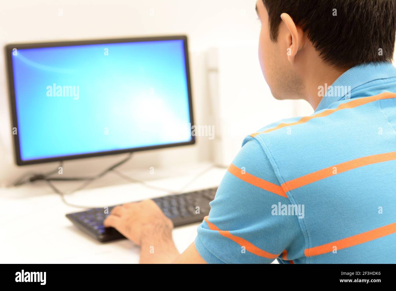 Un homme à l'aide d'ordinateur Banque D'Images