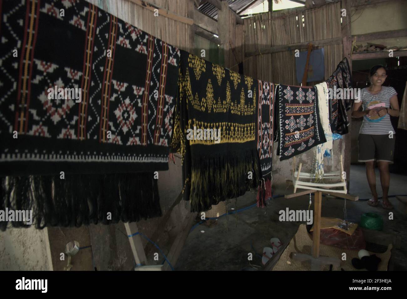 Koten montrant les textiles tissés traditionnels de l'île de Rote que sa famille a créés dans le village de Ndao, l'île de Rote, la régence de Rote Ndao, province de Nusa Tenggara est, Indonésie. Chaque mois, la famille produit trois tissus dont le prix est compris entre 300,000 et 500,000 IDR. Banque D'Images