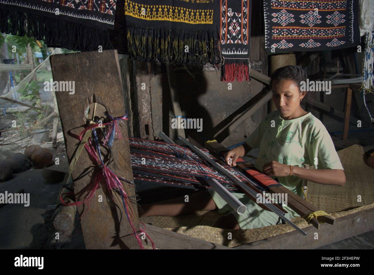 Wenty Fattu produisant les textiles tissés traditionnels de l'île de Rote dans le village de Ndao, île de Rote, régence de Rote Ndao, province de l'est de Nusa Tenggara, Indonésie. Chaque mois, sa famille produit trois tissus dont le prix est compris entre 300,000 et 500,000 IDR. Rote Island, East Nusa Tenggara, Indonésie. Banque D'Images