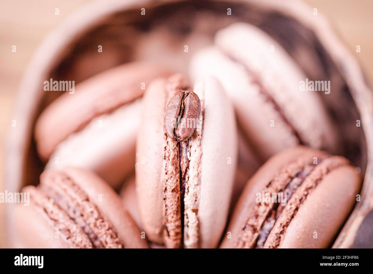 Macarons au chocolat avec grain de café, vue de dessus Banque D'Images