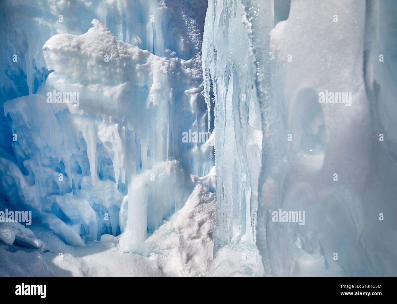Cascade de montagne gelée à la texture idicles au Kazakhstan Banque D'Images