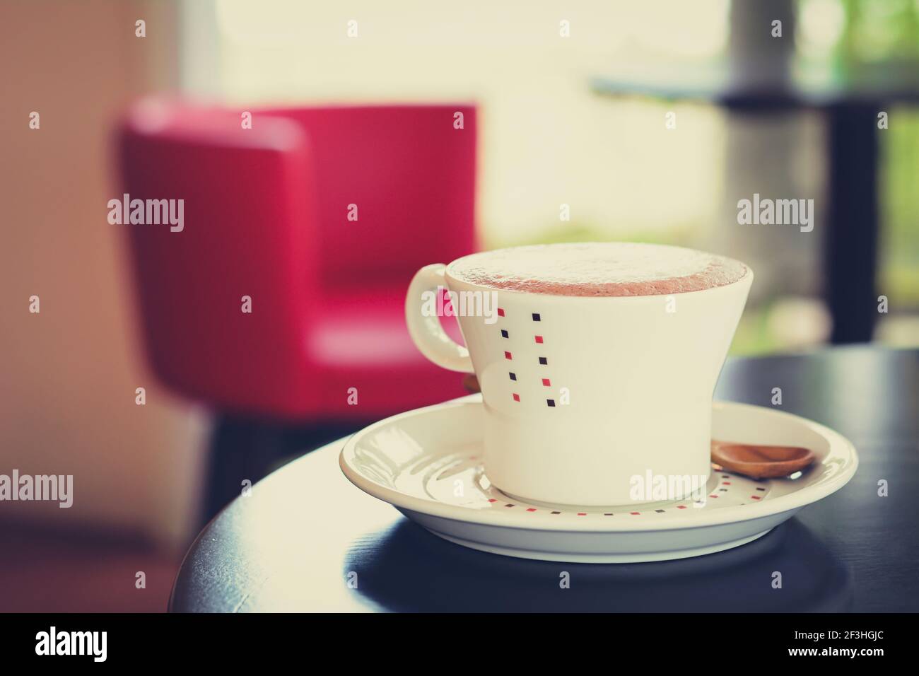 Tasse de café sur la table dans le café-restaurant - vintage effet de style Banque D'Images
