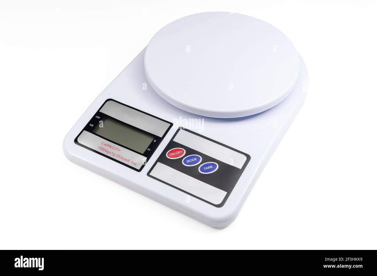 Balance de cuisine numérique en plastique isolée sur fond blanc. Banque D'Images