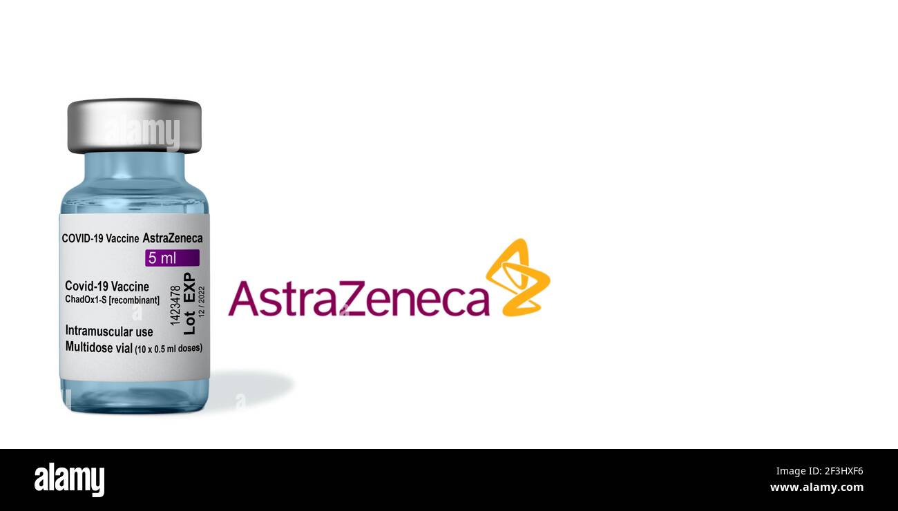 Marseille, France - Mars 16, 2021: AstraZeneca COVID-19 vaccin contre le coronavirus sur flacon - conception de bannière avec espace de copie Banque D'Images Marseille, France - Mars 16, 2021: AstraZeneca COVID-19 vaccin contre le coronavirus sur flacon - conception de bannière avec espace de copie Banque D'Images