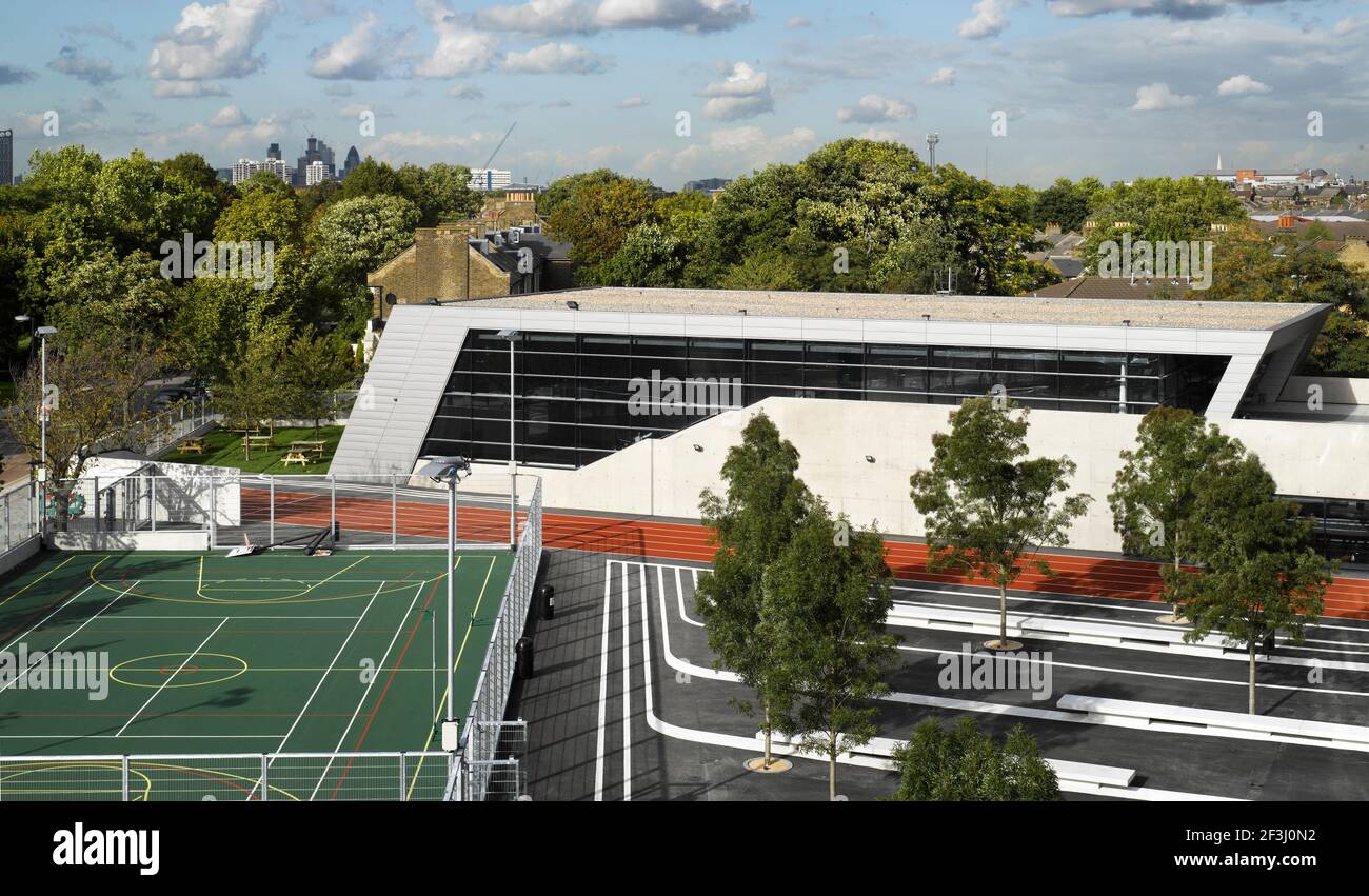 Evelyn Grace Academy, une école de Zaha Hadid vue depuis le toit surplombant les gratte-ciel de Londres | architecte : Zaha Hadid | Banque D'Images