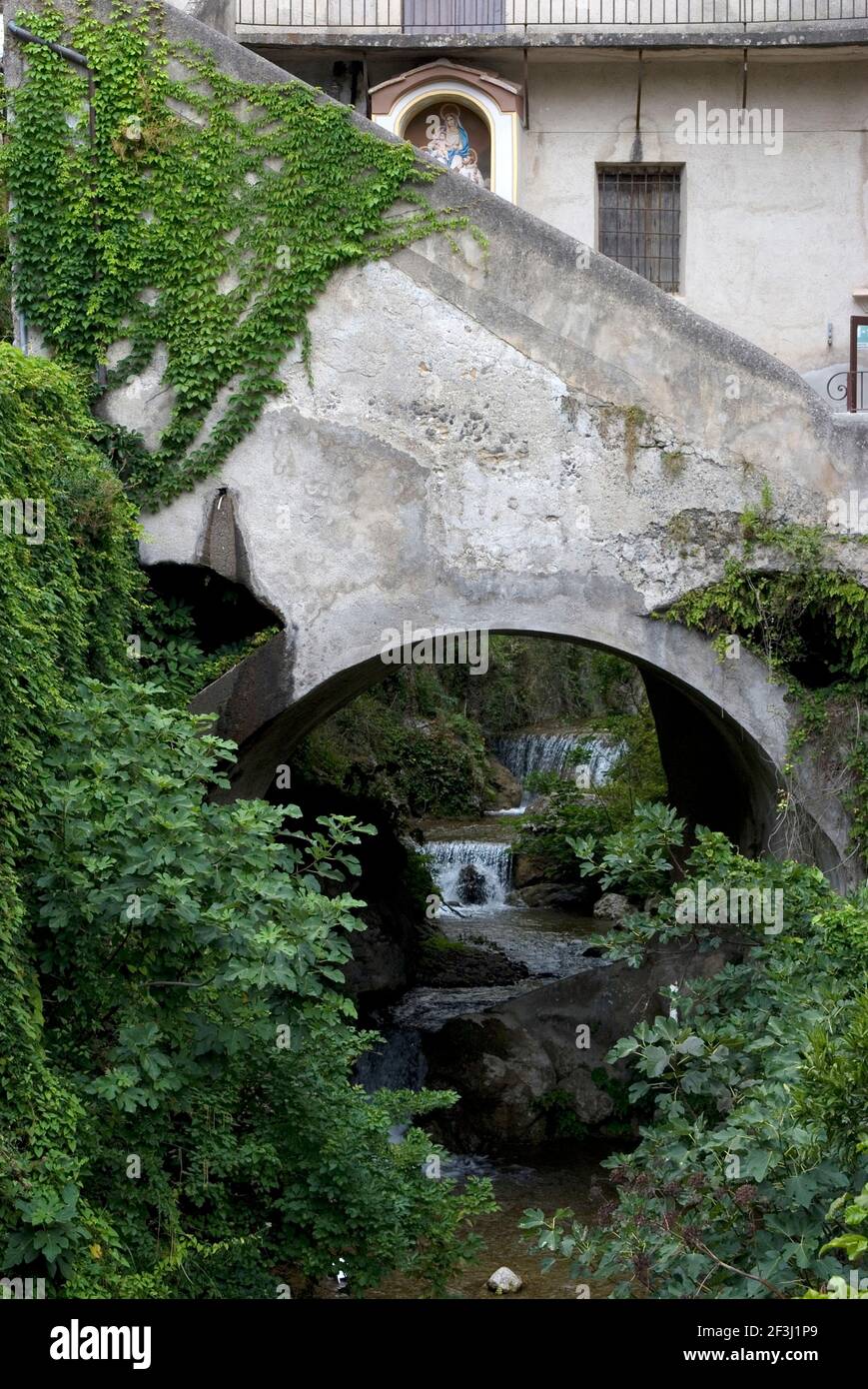 Vue sur la rivière qui approvisionnait les papeteries locales, Valley of the Mills, Amalfi, côte amalfitaine, Campanie, Italie | AUCUN | Banque D'Images